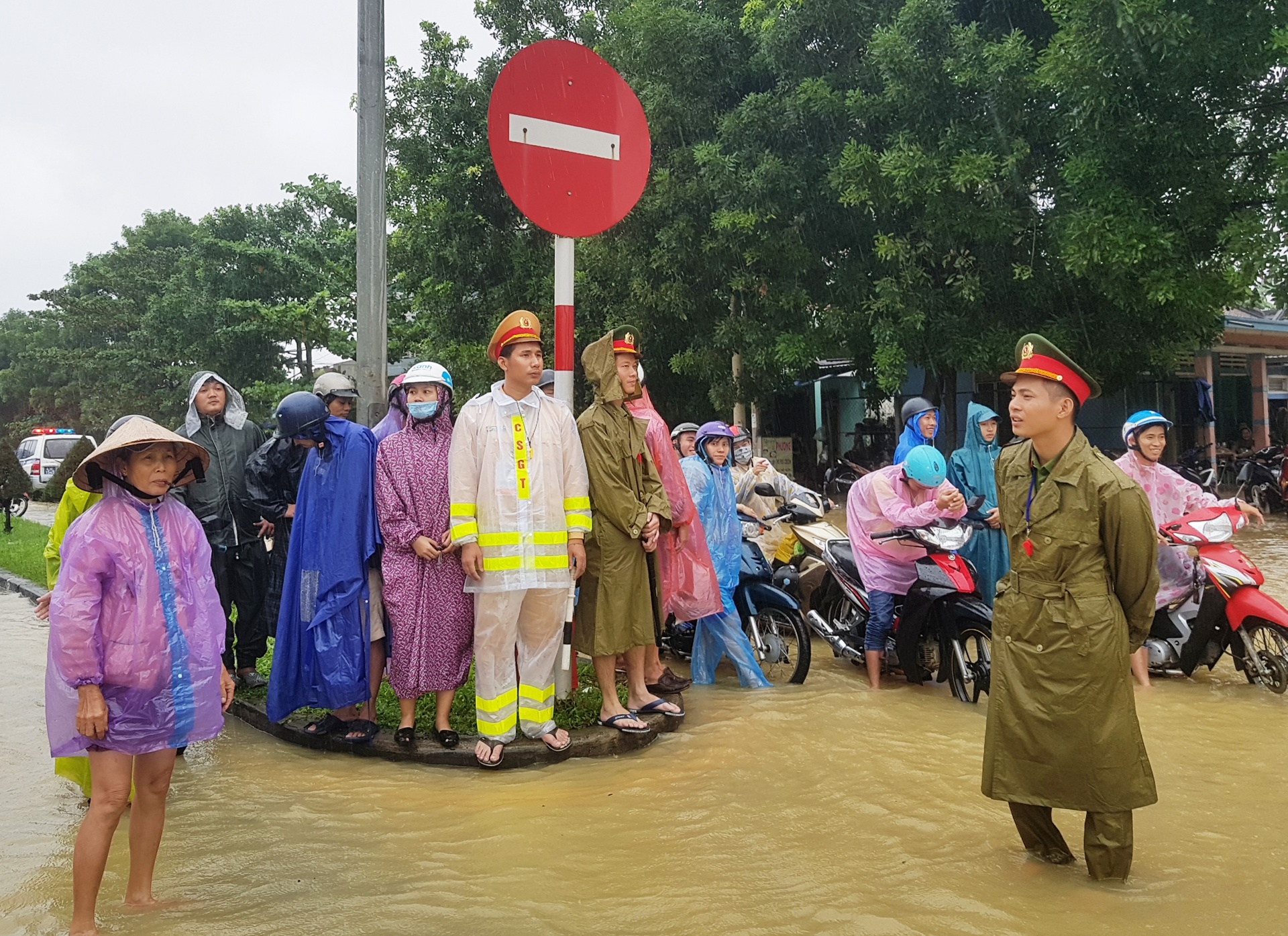 Nau com cho hanh khach bi ket giua quoc lo 1A do lu hinh anh