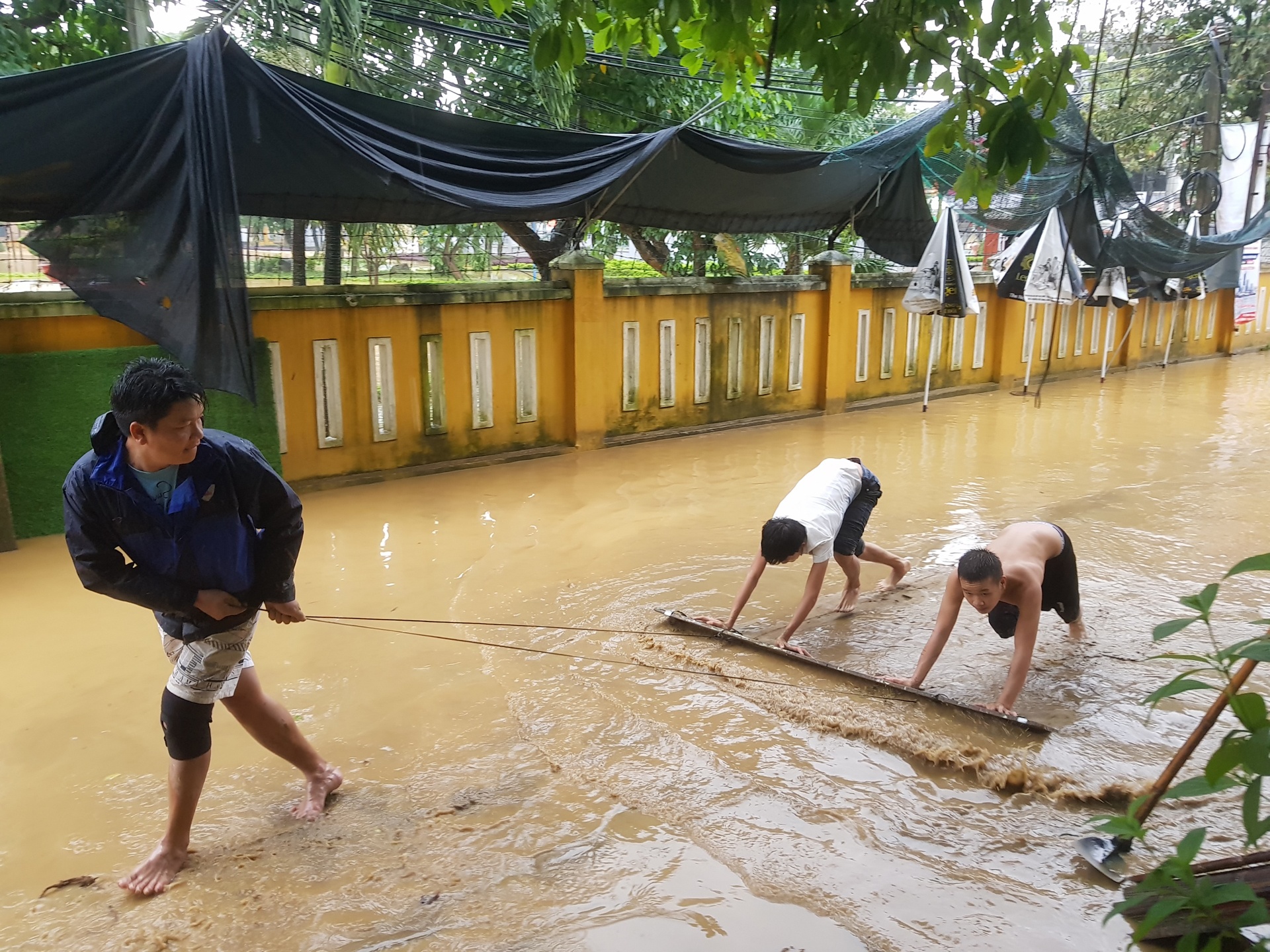 Nguoi dan vung ron lu oan minh don bun non hinh anh