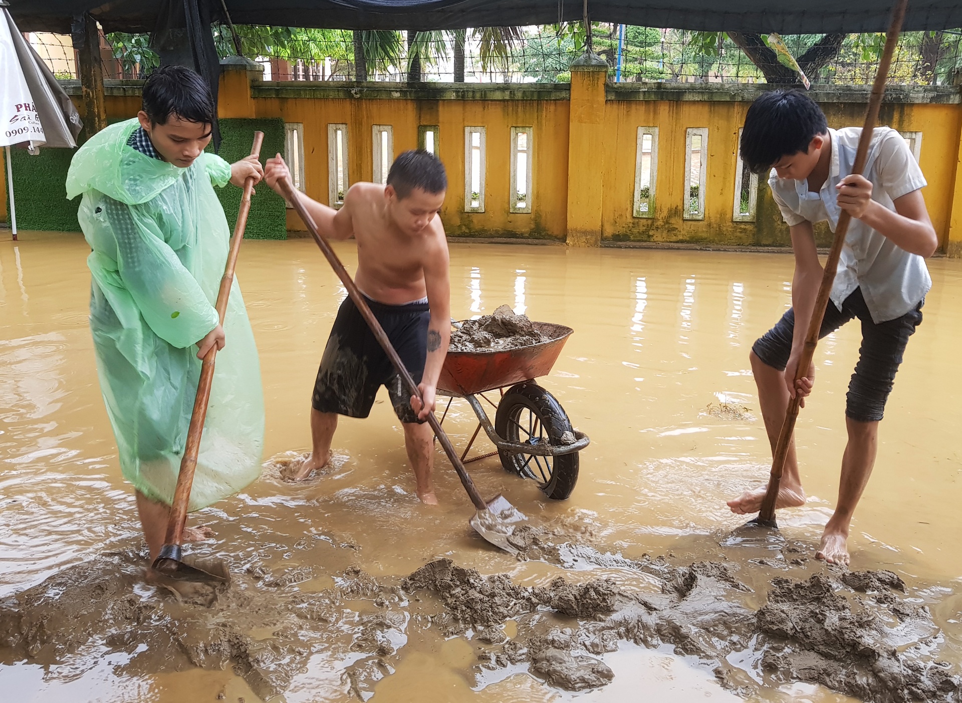 Dan vung 'ron lu' Dai Loc vat va don ve sinh sau khi con lu di qua hinh anh