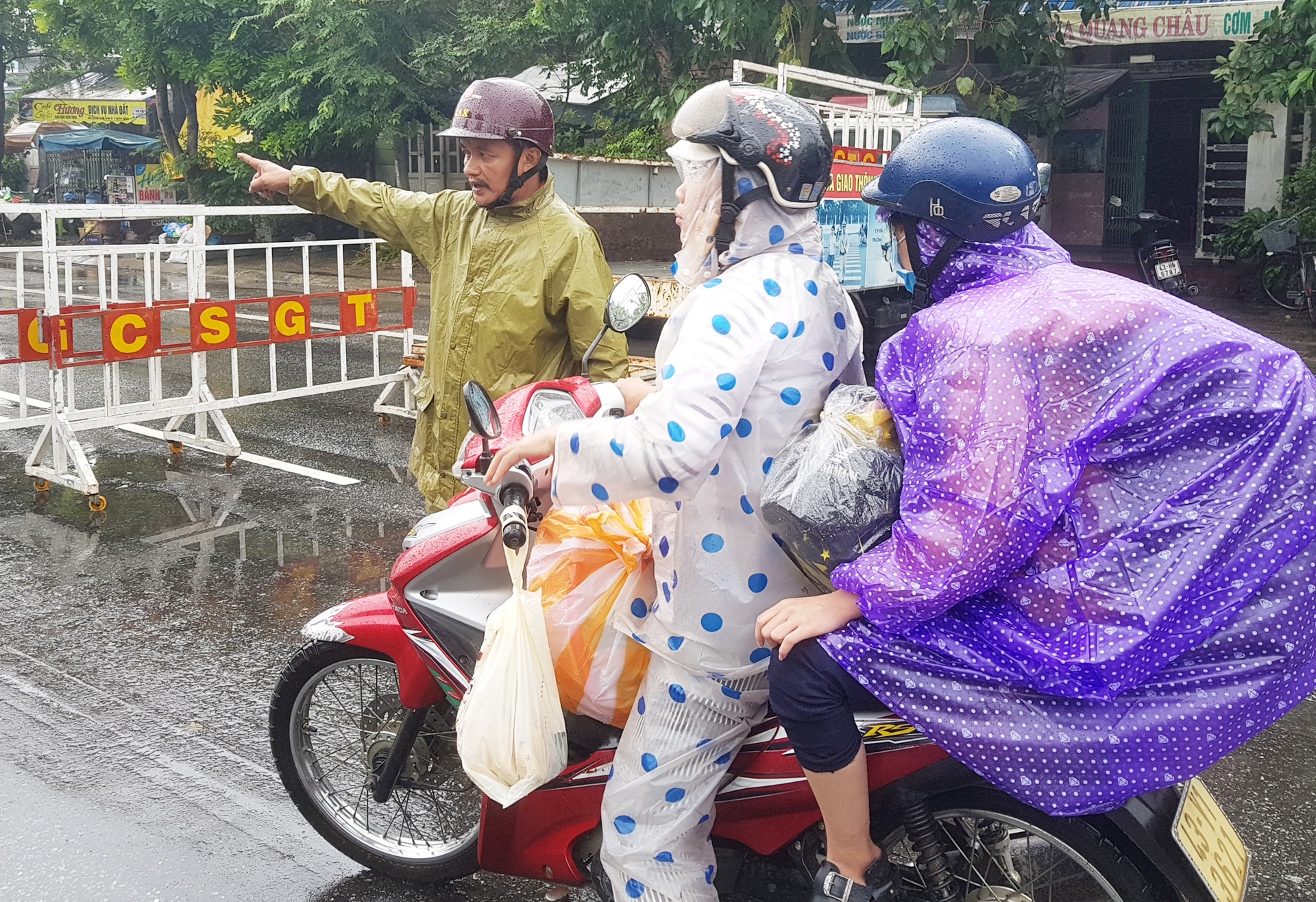 Quoc lo 1A doan Quang Nam - Da Nang ach tac giao thong do mua lu hinh anh