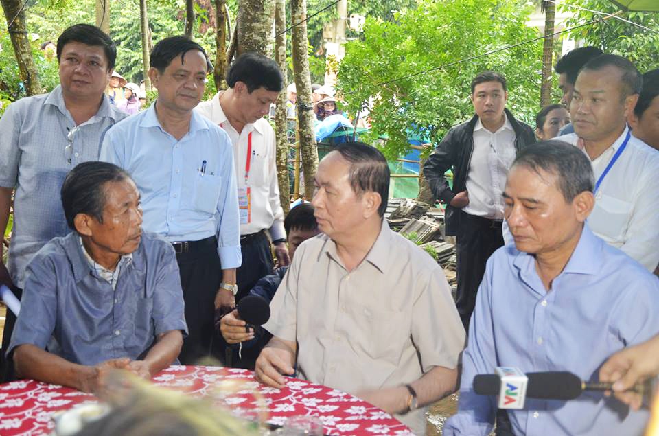 Chủ tịch nuopwcs thị sát vùng lũ ảnh 2 Chu tich nuopwcs thi sat vung lu anh 2