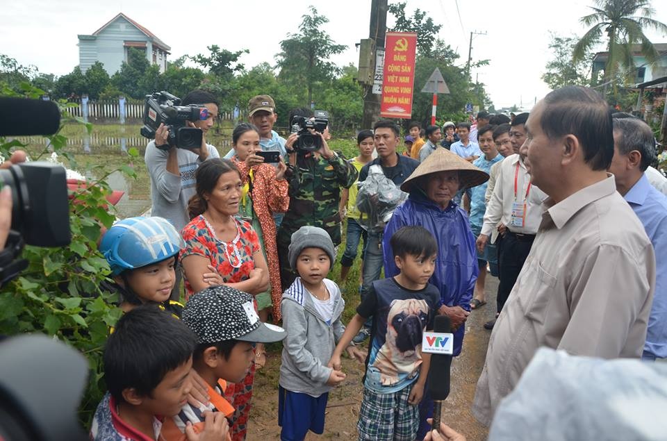 Chủ tịch nuopwcs thị sát vùng lũ ảnh 1 Chu tich nuopwcs thi sat vung lu anh 1