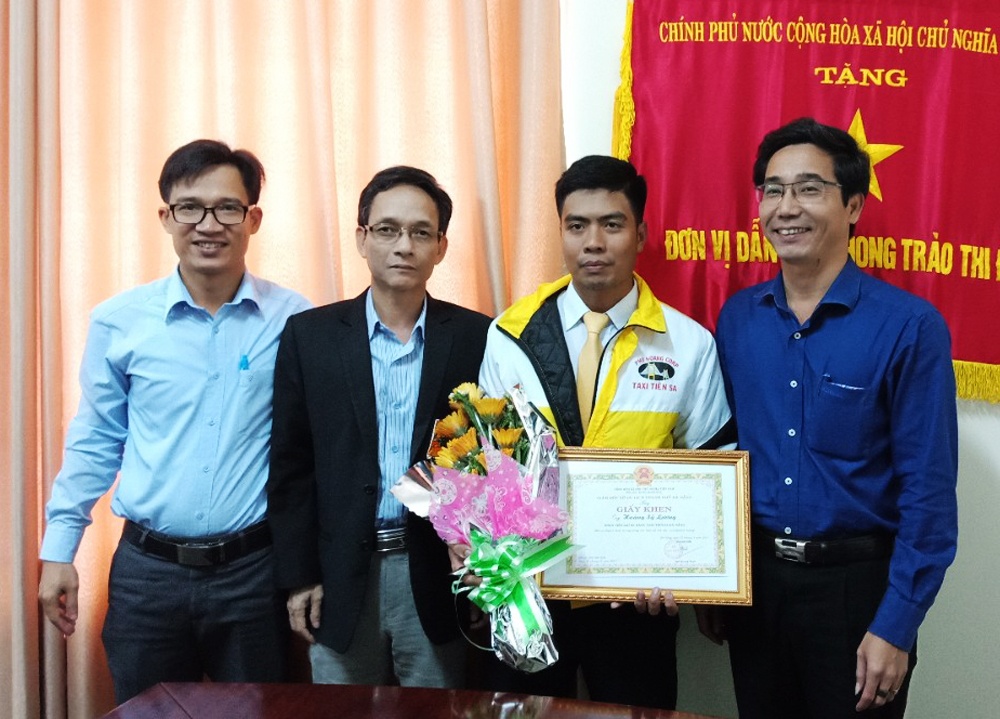 Tài xế taxi trả lại tài sản khách bỏ quên ảnh 1 Tai xe taxi tra lai tai san khach bo quen anh 1