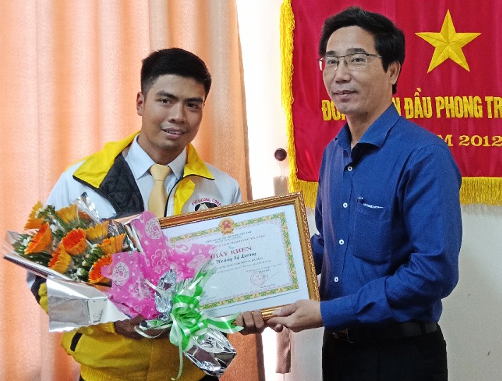 Tai xe taxi tra lai 200 trieu cho hanh khach bo quen tren xe hinh anh