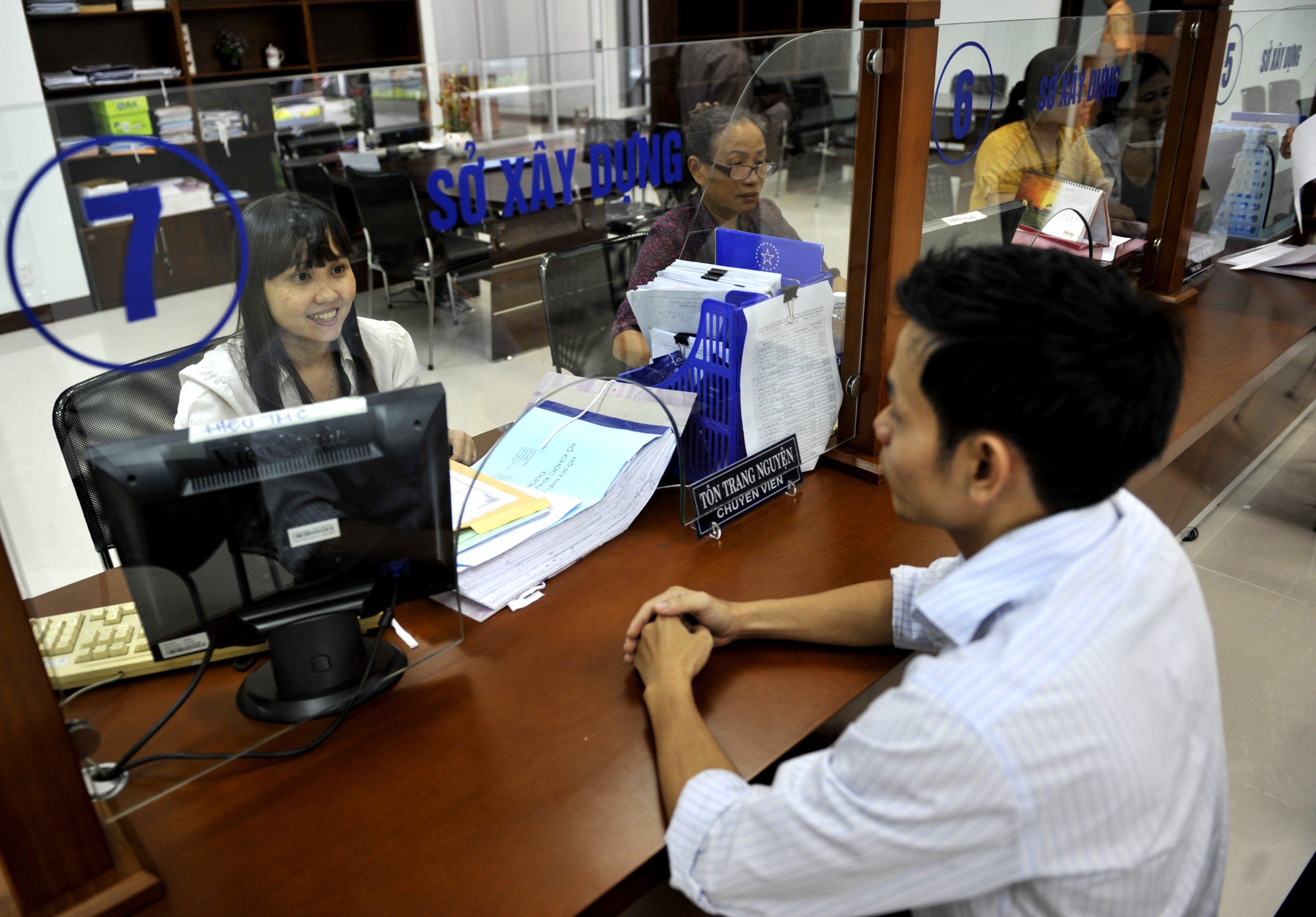 Da Nang se loai bo can bo 'dinh cham' ra khoi co quan Nha nuoc hinh anh