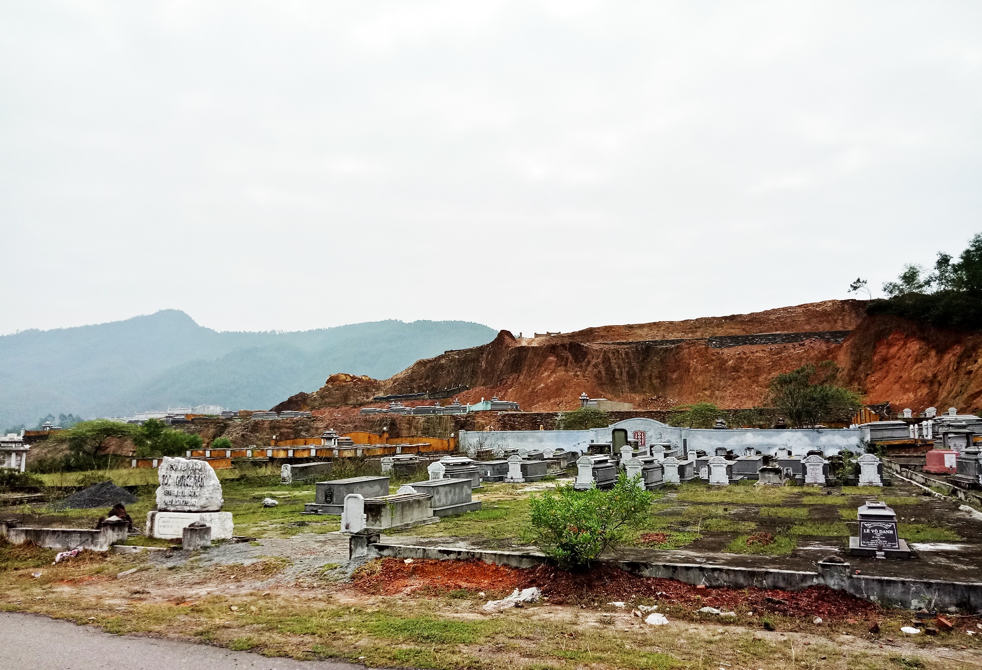 Lam ro vu xay mo trai phep de cho nhan tien den bu hinh anh