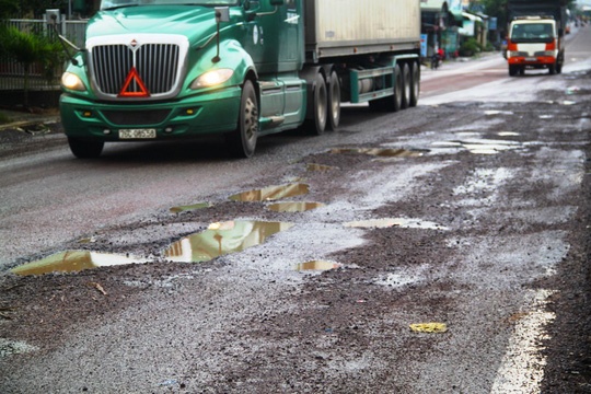 Chu tich tinh Binh Dinh noi gi ve vu Bo GTVT 'lat keo' giam phi BOT? hinh anh