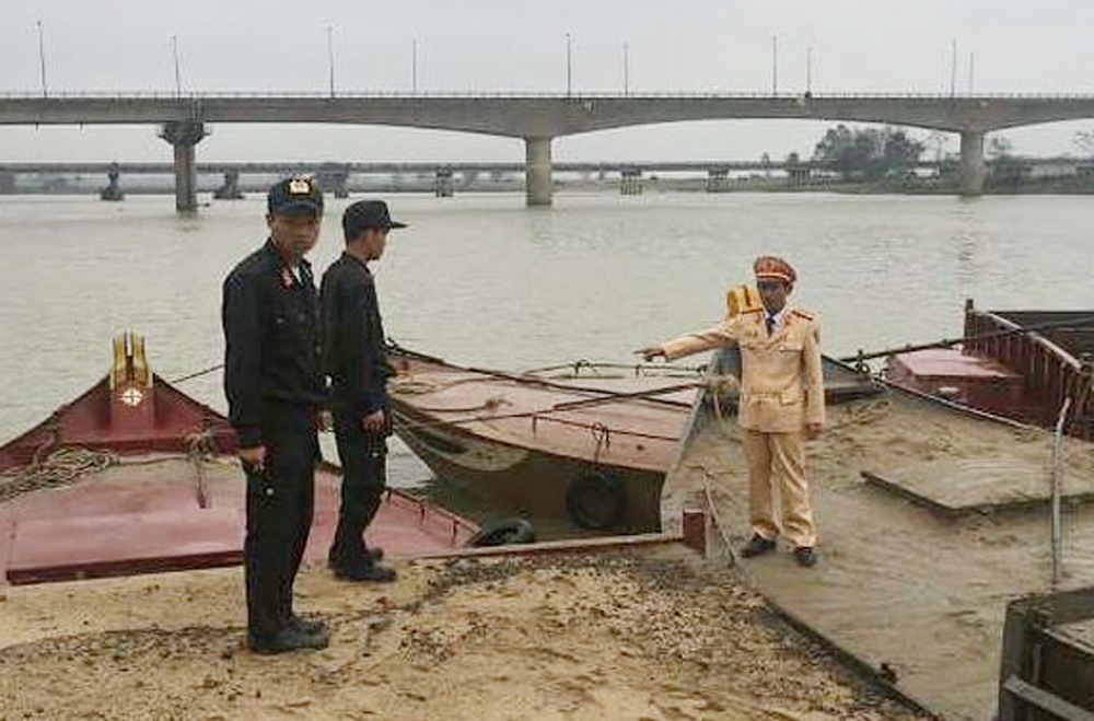 Bắt quả tang 5 tàu hút cát trái phép trong đêm ảnh 1 Bat qua tang 5 tau hut cat trai phep trong dem anh 1