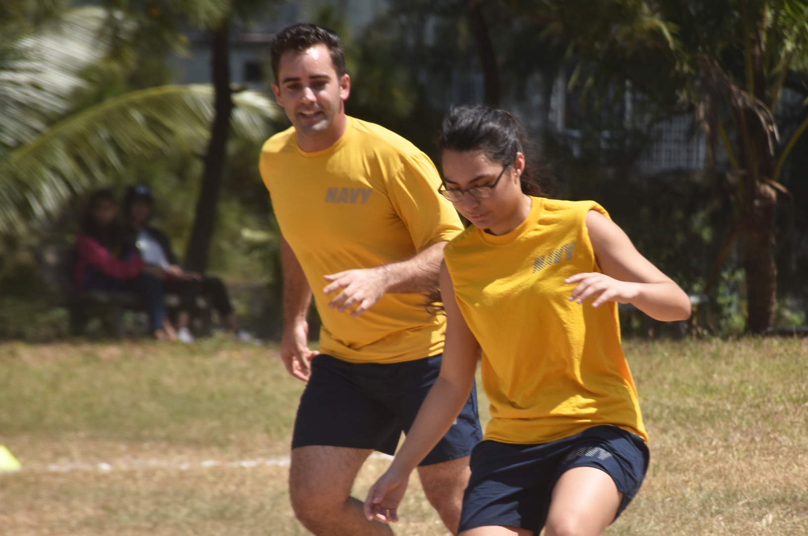Nu Hai quan My giao luu bong da voi tre em bat hanh Da Nang hinh anh