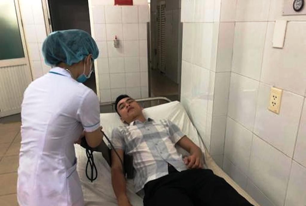 Phóng viên bị hành hung ảnh 1 Phong vien bi hanh hung anh 1