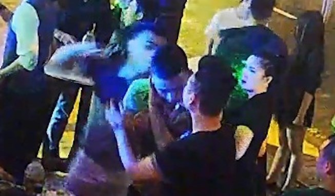 Xac dinh danh tinh 2 thanh nien hanh hung phong vien trong quan bar hinh anh