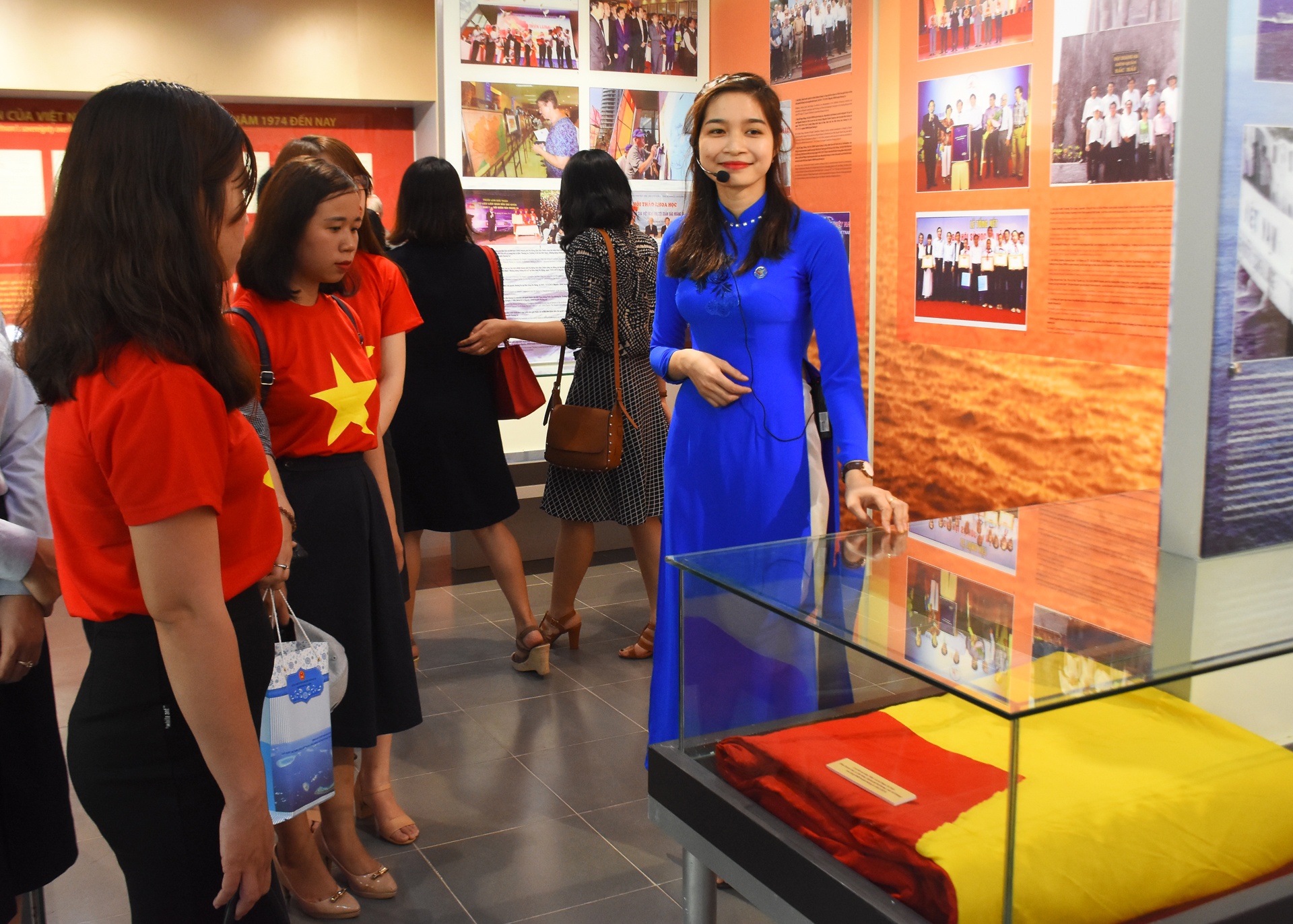 Khanh thanh Nha trung bay Hoang Sa hinh anh