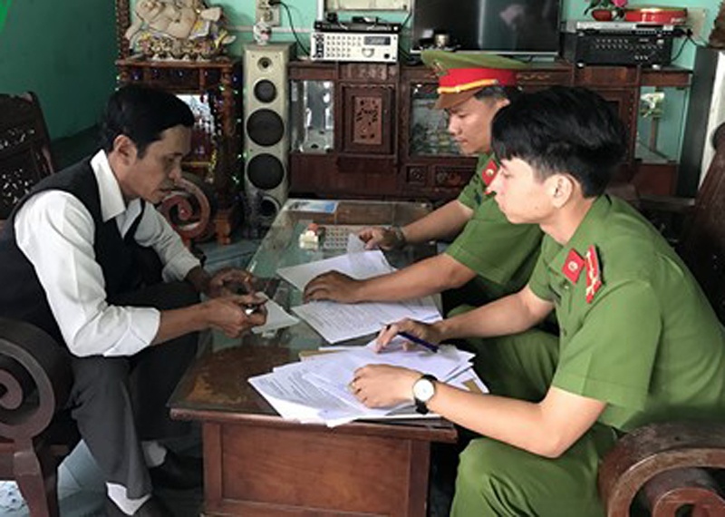 Hai can bo tiep tay lam gia ho so dia chinh hinh anh