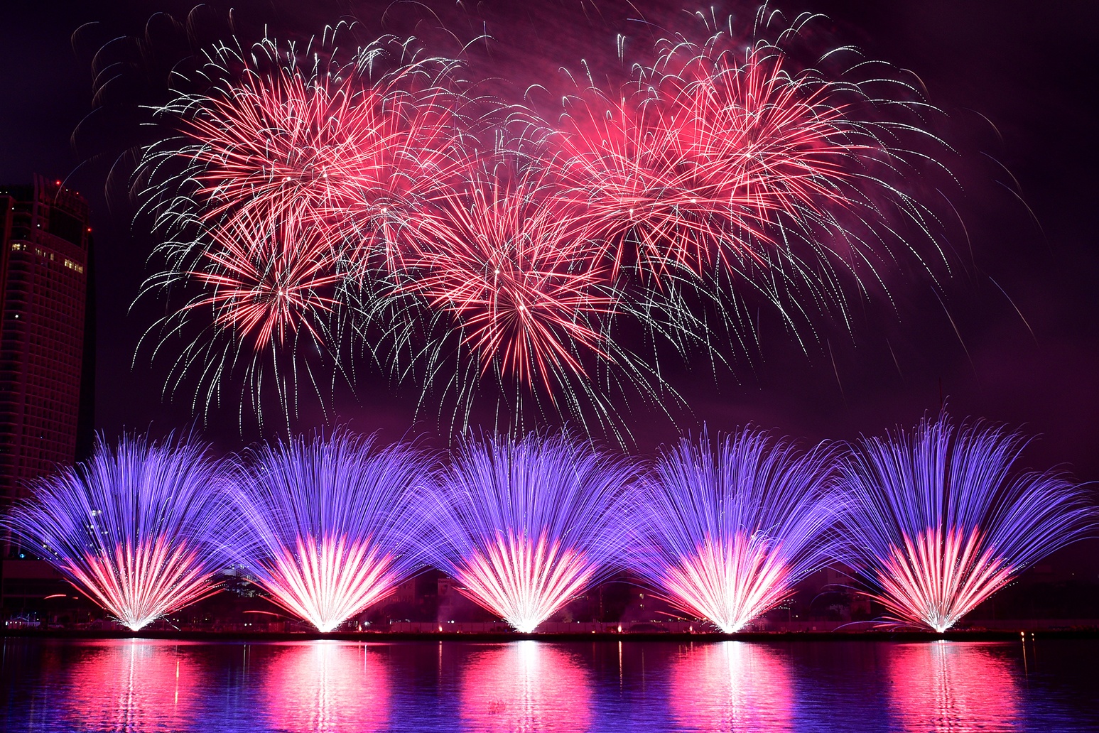 Phao hoa ky ao cua Ba Lan tren bau troi Da Nang hinh anh