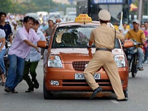 Tam giu nguoi dam vao mat canh sat giao thong sau tai nan hinh anh