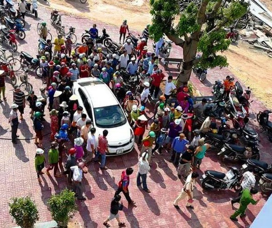 Nguoi dan bao vay doi nam nu nghi bat coc tre em hinh anh
