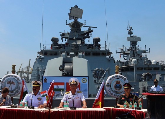 Ba tau chien cua Hai quan An Do cap cang Tien Sa hinh anh