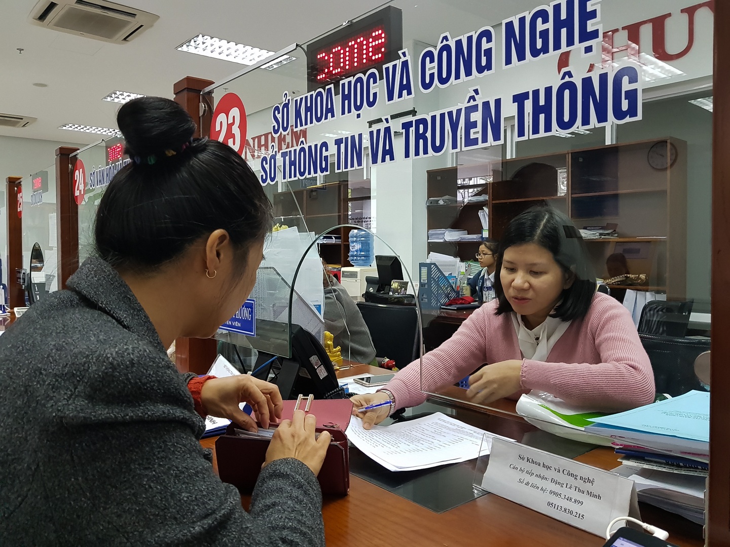 Da Nang giai thich vi sao hang loat cong chuc xin nghi viec hinh anh