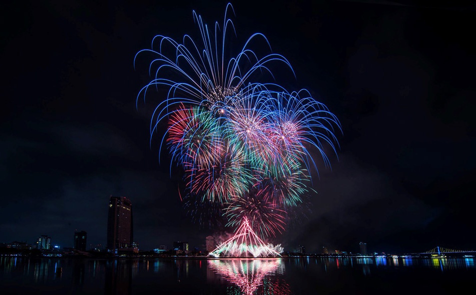 Dem thu 2 cuoc thi phao hoa quoc te 2018 da san sang hinh anh