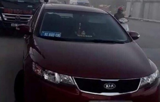 Dinh chi 3 can bo quan ly thi truong di oto treo bang 'bao chi' hinh anh