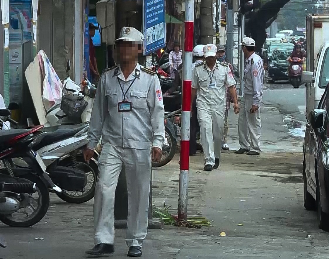 Lot ao tim can bo co hinh xam bi to voi vinh dan hinh anh