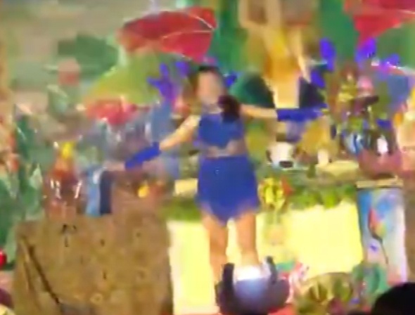 Vu cong mac do sexy nhay mua mung dai le Phat dan o Da Nang hinh anh