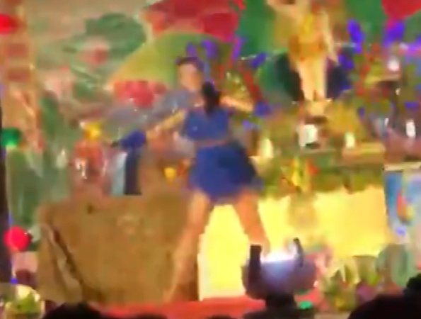 Nhay sexy tai le Phat dan hinh anh