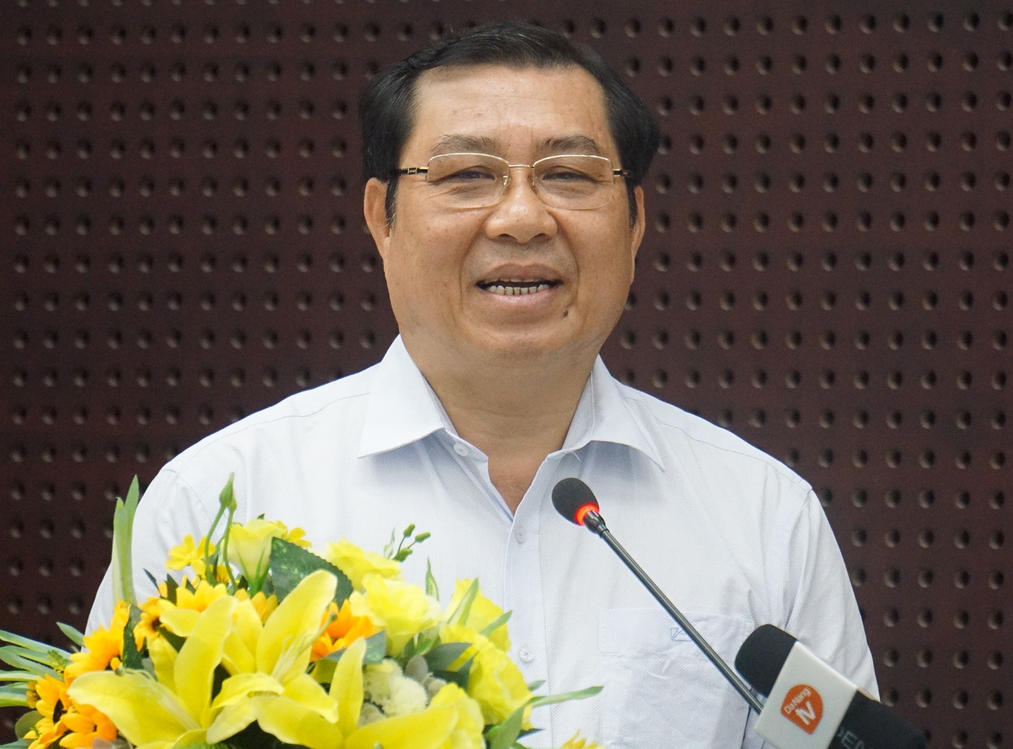 Chu tich Da Nang: 'Toi tung phai bung be, lau chui may moc' hinh anh