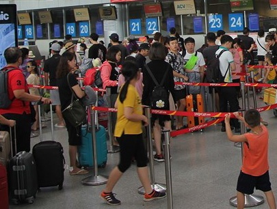 Nem dien thoai vao mat nhan vien hang khong bi phat 7,5 trieu hinh anh