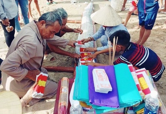 Ca ho rong dai 5 m, nang gan 1 ta troi dat vao bo bien Quang Binh hinh anh