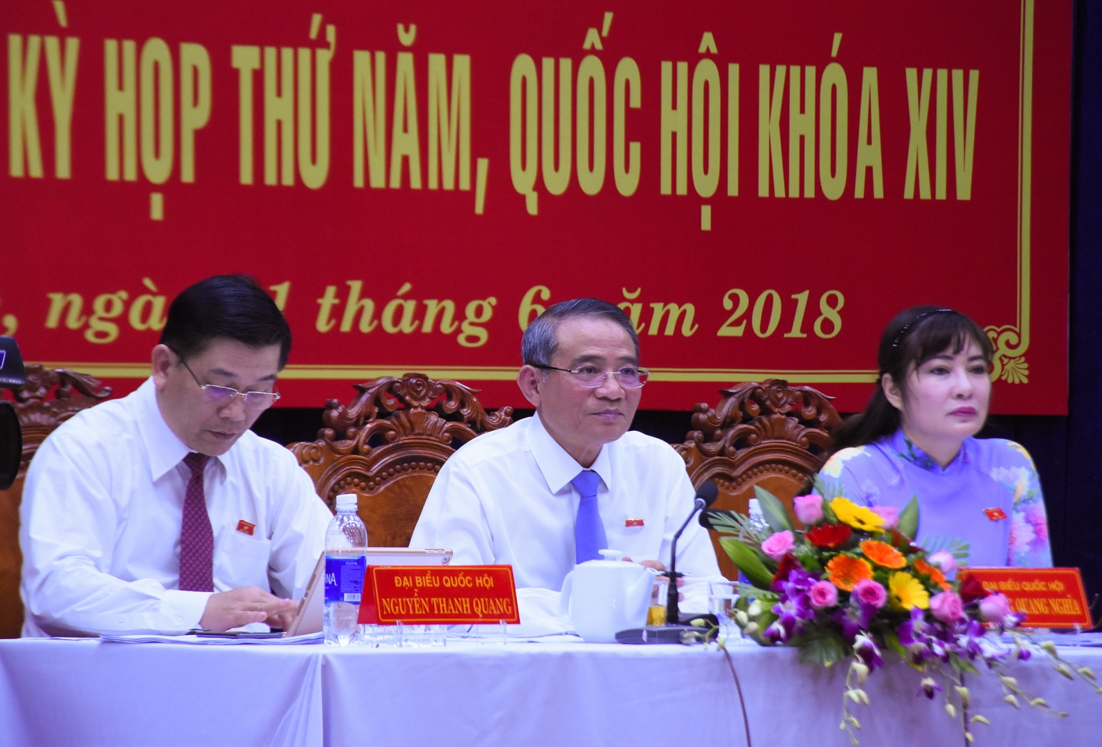 Cu tri phan doi Luat dac khu kinh te anh 1