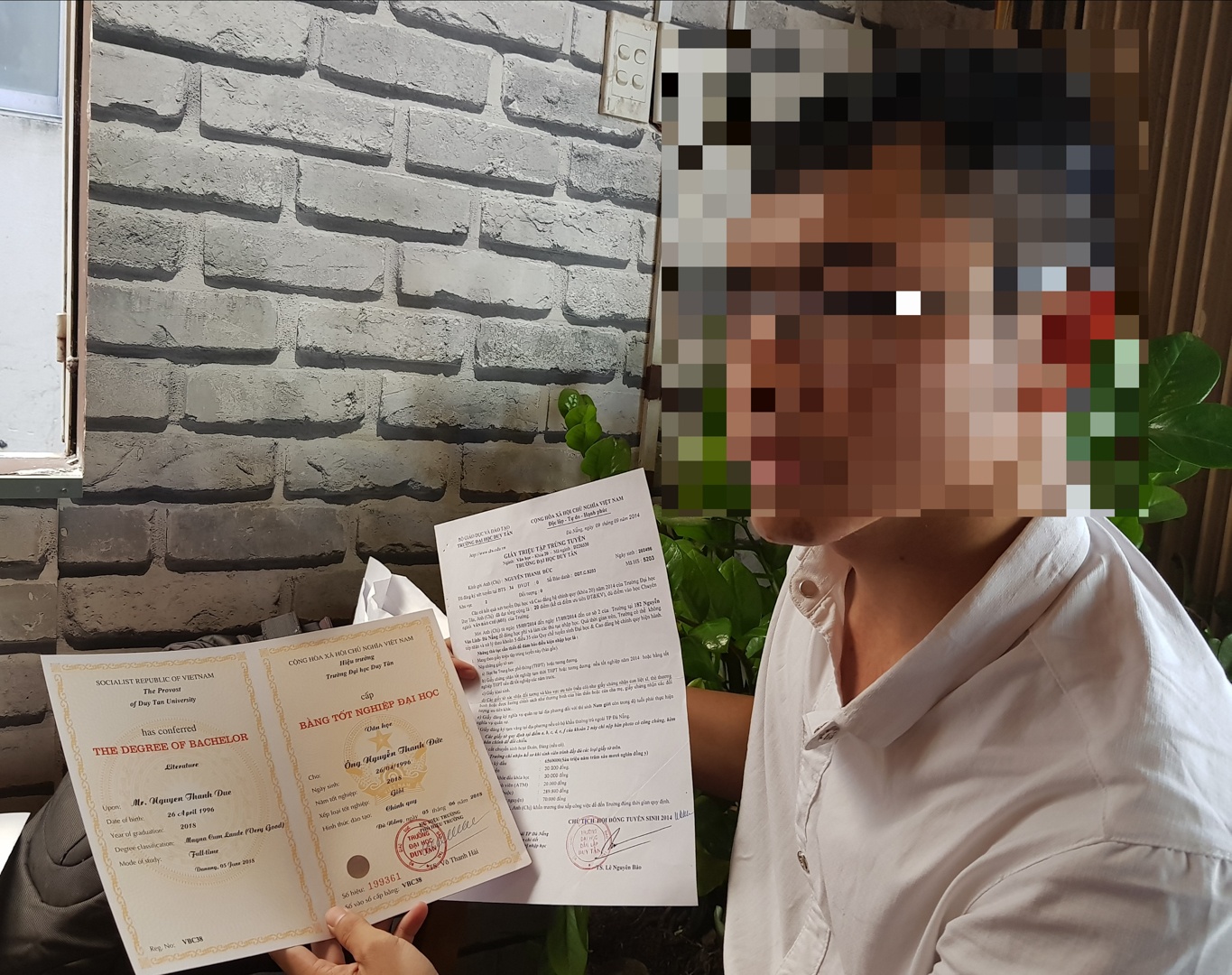 Sinh vien to Dai hoc Duy Tan cap bang khong dung nganh hoc hinh anh