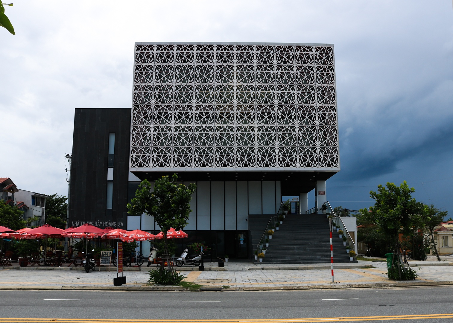 Nha trung bay Hoang Sa o Da Nang anh 1