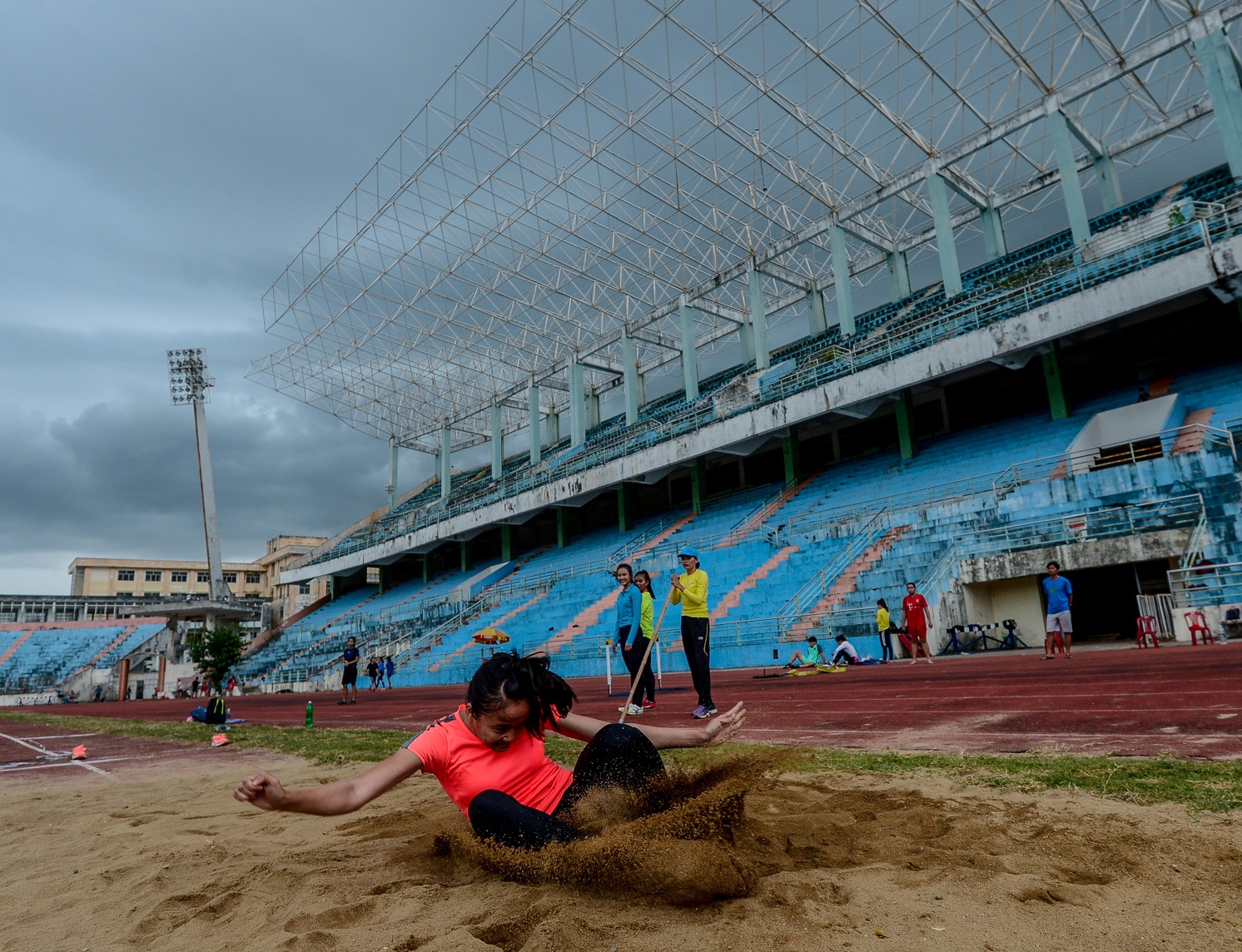 Van dong vien Da Nang tap nho o san van dong Chi Lang da xuong cap hinh anh