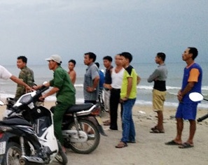 Quang Nam: 2 thanh nien chet duoi khi tam bien hinh anh