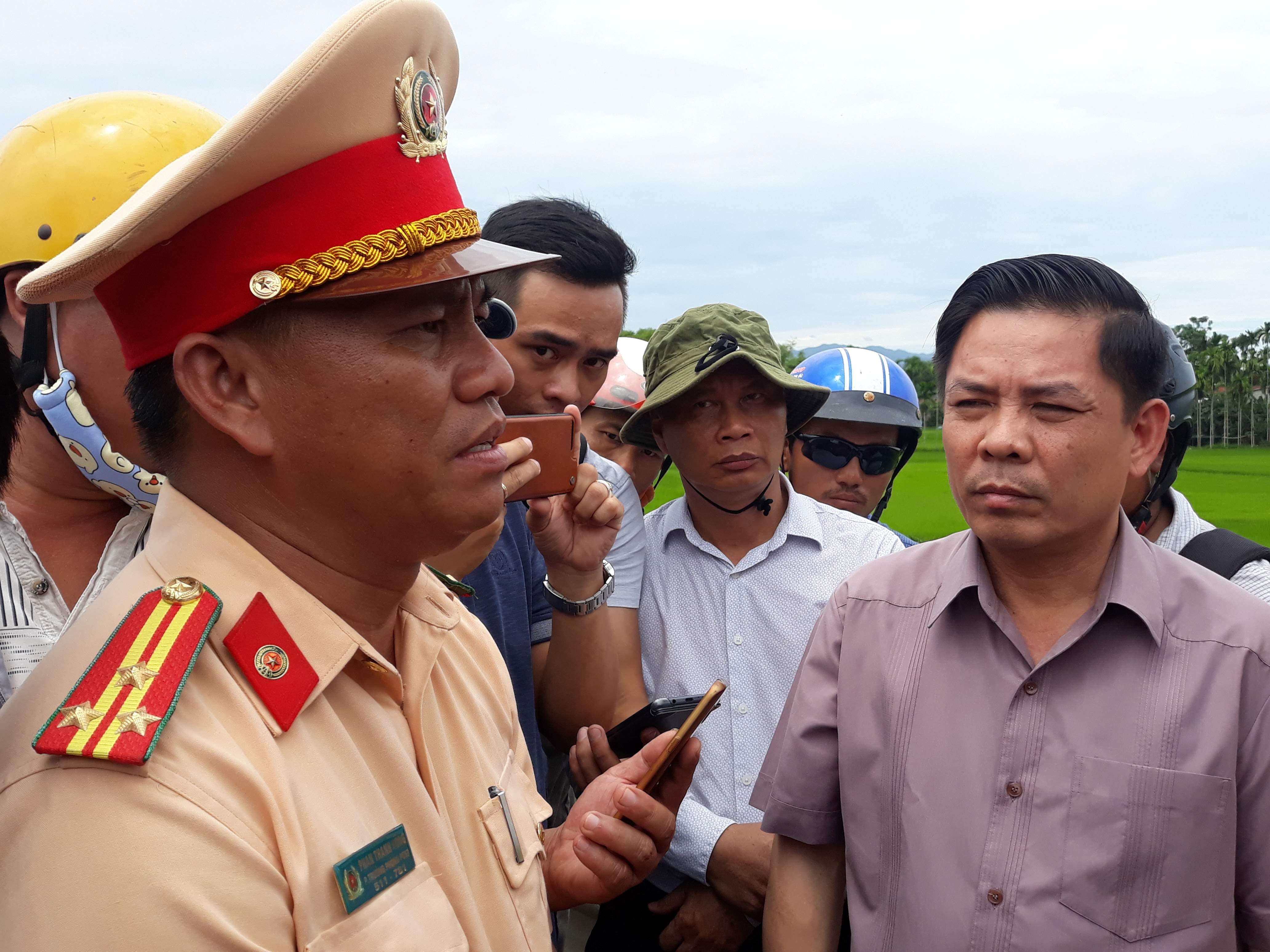 Bo truong Nguyen Van The den hien truong vu tai nan lam 13 nguoi chet hinh anh
