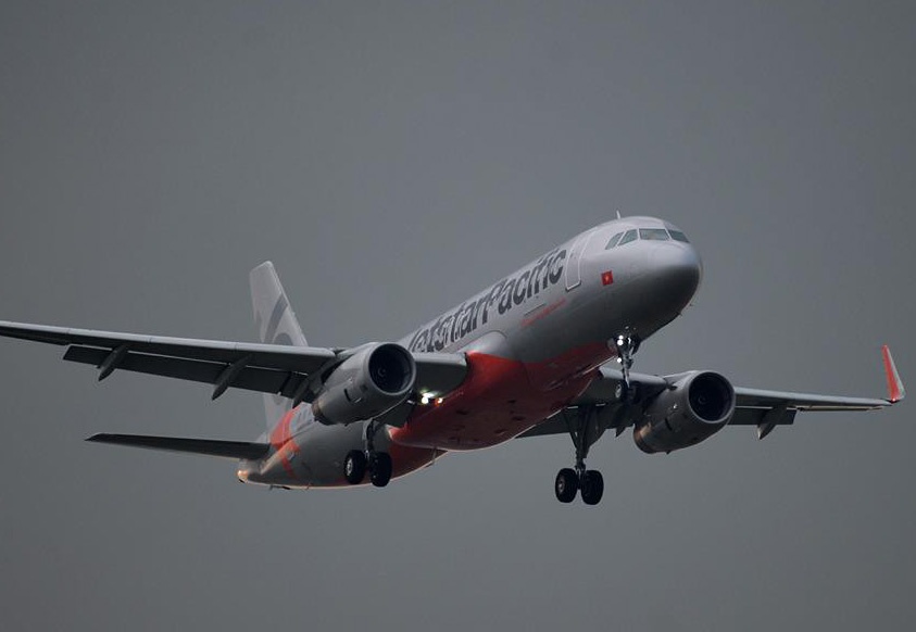 TP.HCM mua lon, may bay phai luon nhieu vong moi ha canh duoc hinh anh