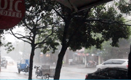 Ap thap giua Bien Dong gay mua dong, gio giat manh hinh anh