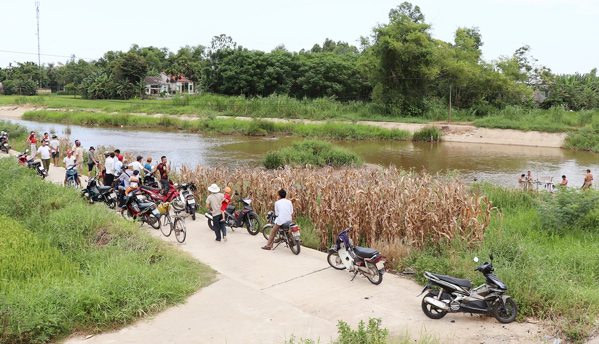 Bé trai 2 tuổi mất tích ảnh 1 Be trai 2 tuoi mat tich anh 1