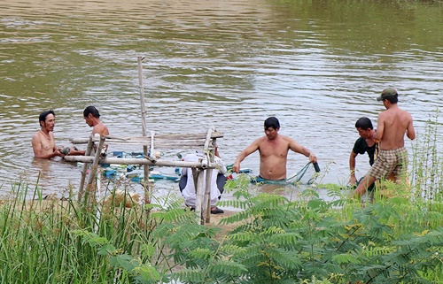 Nghi be trai roi xuong suoi, hon 100 nguoi dung luoi tim kiem hinh anh