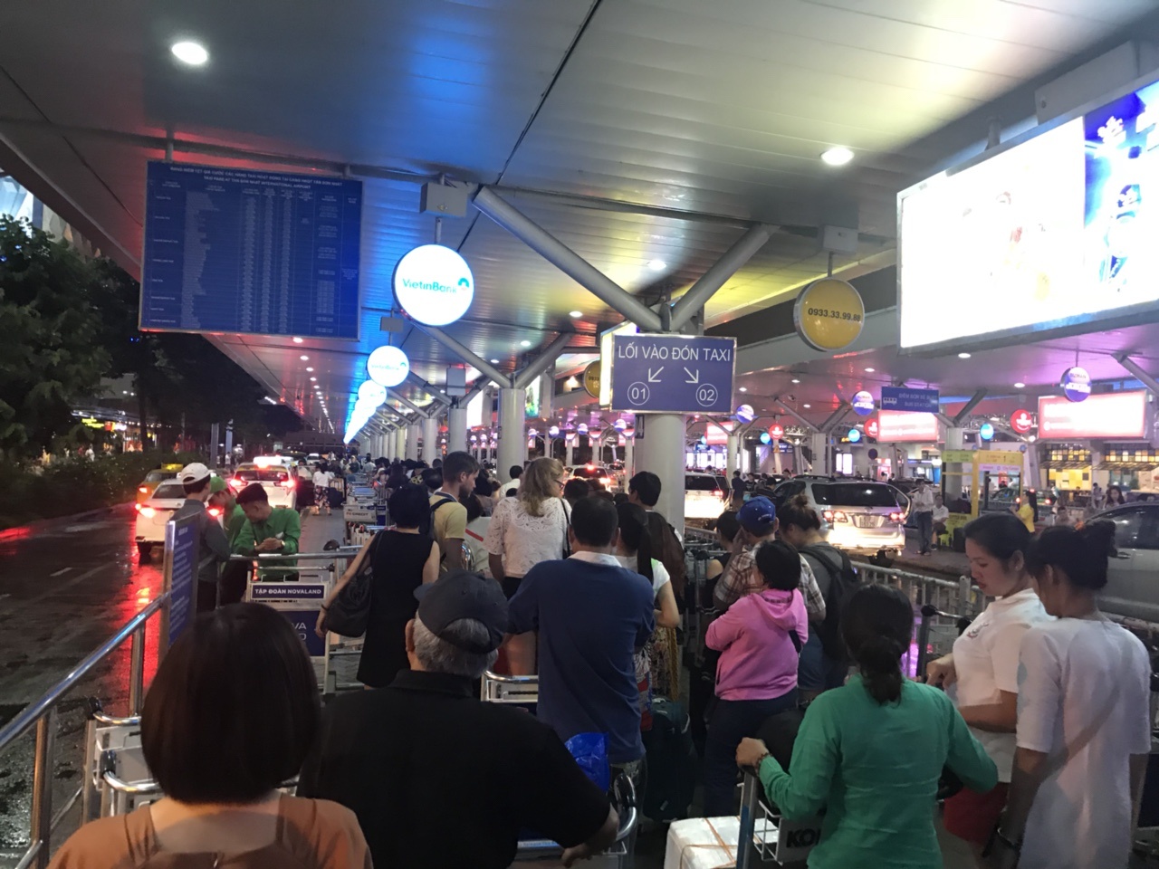 Mua to o TP.HCM nen nhieu chuyen bay khong the ha chanh anh 1