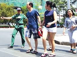 Nhieu nguoi Trung Quoc, Han Quoc lam du lich 'chui' o Da Nang hinh anh