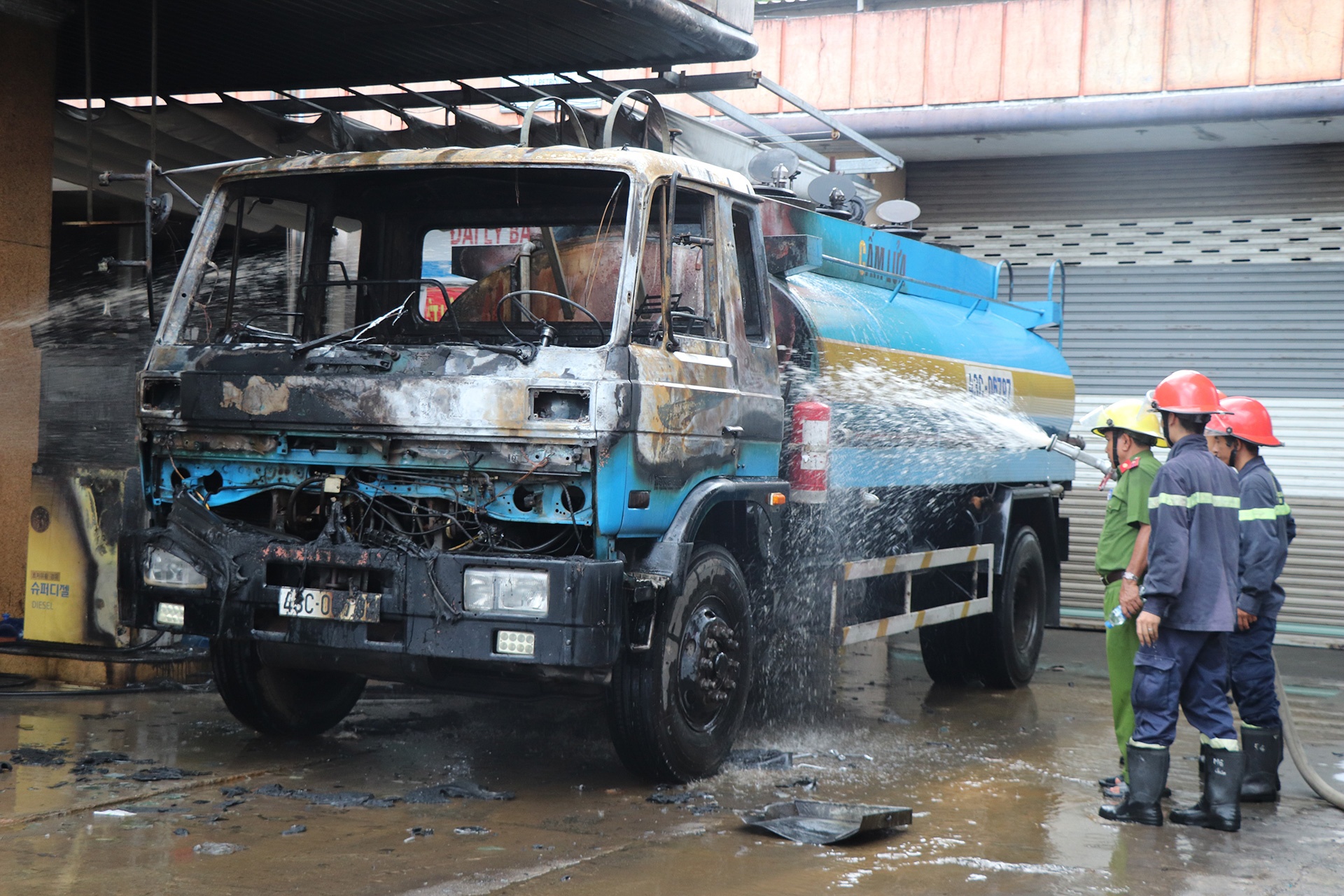 Chay cay xang, nguoi dan hoang loan thao chay hinh anh