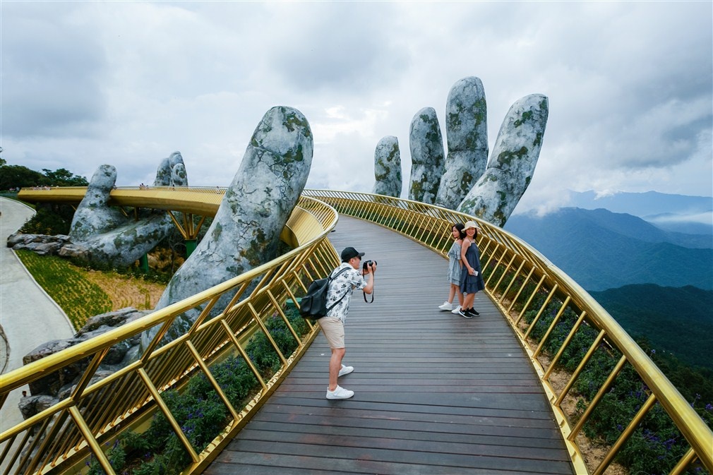 Cau Vang Da Nang vao top 100 diem den tuyet voi nhat the gioi hinh anh
