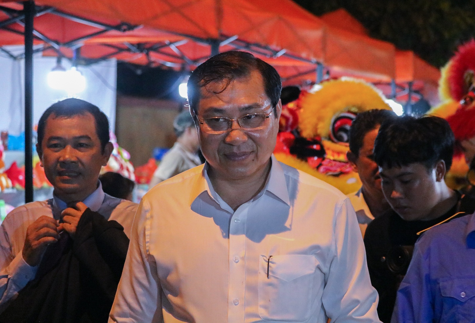 Chu tich Da Nang dao bo cung du khach o khu cho dem Son Tra hinh anh