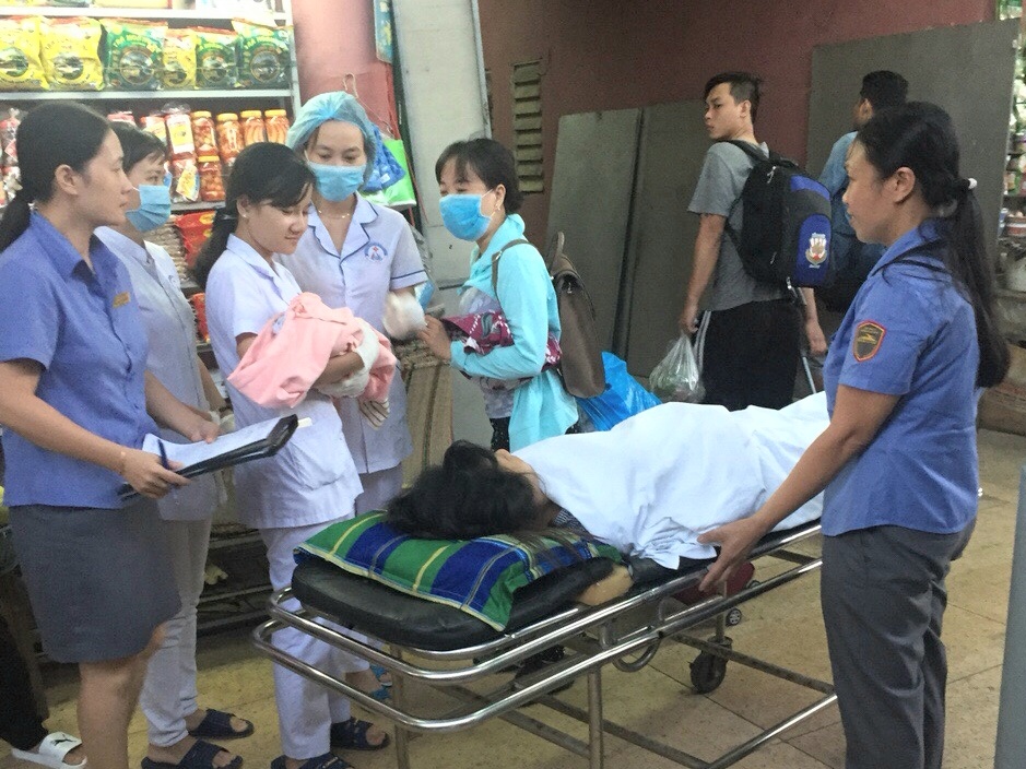 Nhân viên đường sắt giúp phụ nữ sinh em bé ảnh 2 Nhan vien duong sat giup phu nu sinh em be anh 2