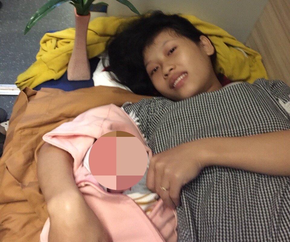 Nhan vien duong sat giup san phu 'vuot can' tren tau SE6 hinh anh