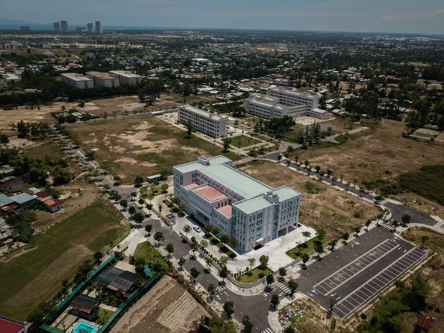 Lang dai hoc 'treo' 2 thap ky nhin tu tren cao hinh anh