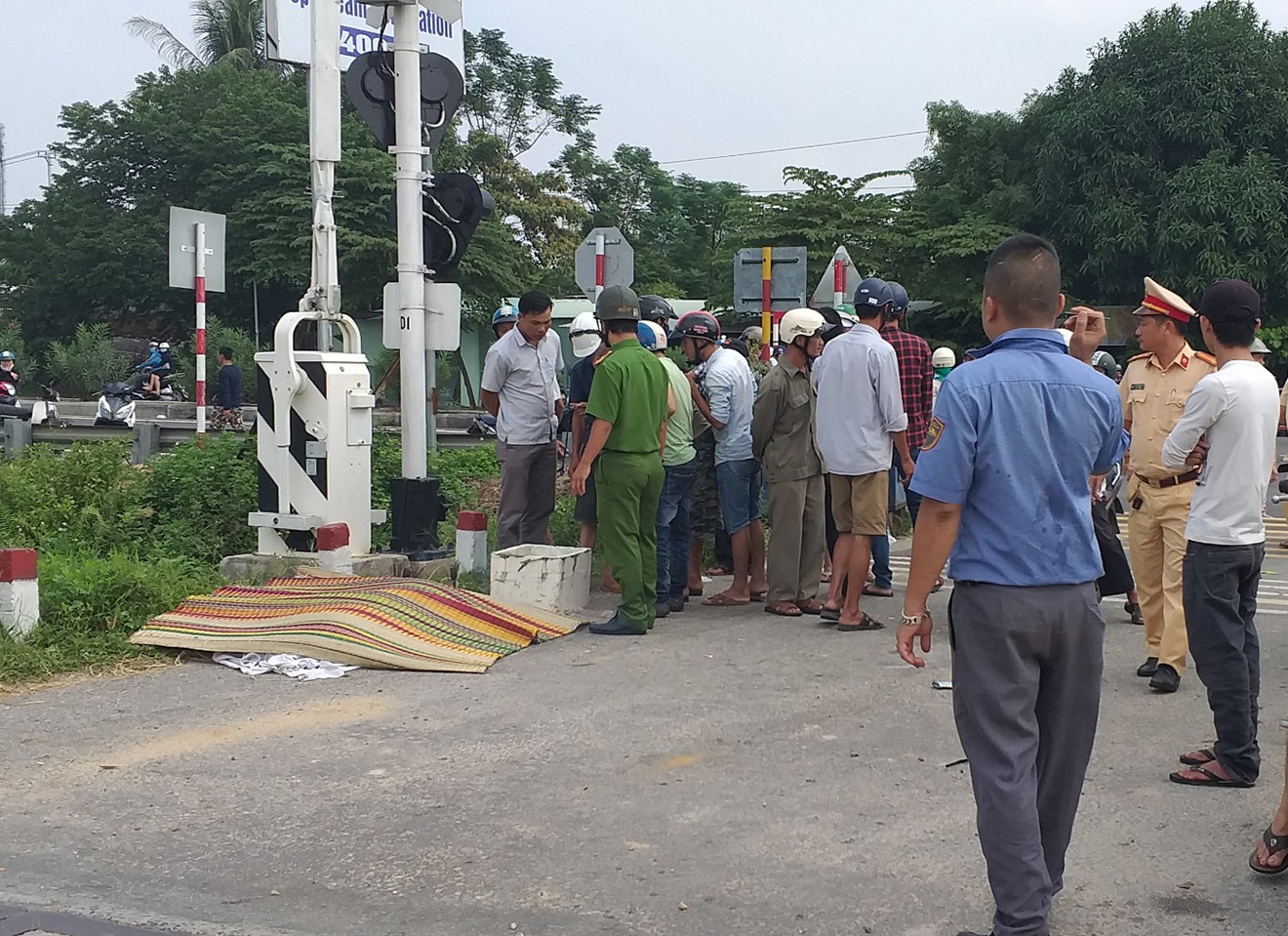 Co vuot duong sat, nguoi dan ong bi tau lua keo le 100 m hinh anh