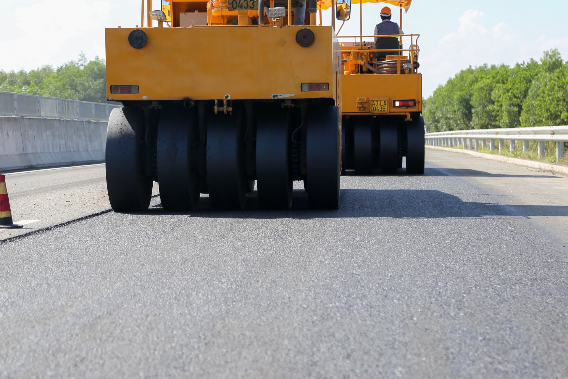 Cong nhan cao nhua tren duong cao toc Da Nang - Quang Ngai de lam lai hinh anh